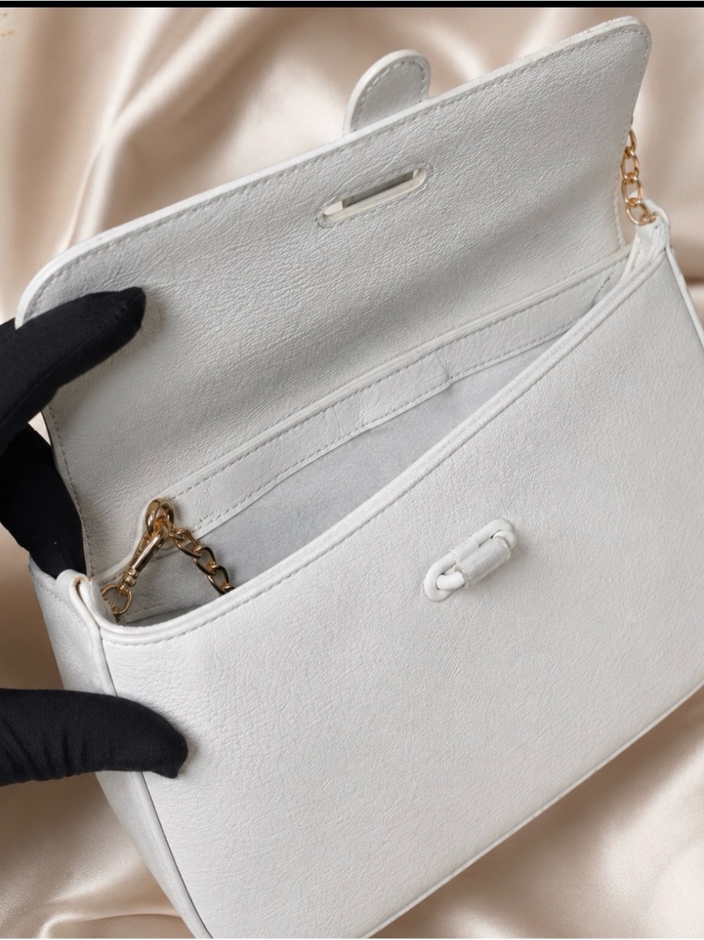 Gucci White Leather Shoulder Bag with Gold Chain Strap - Picture 11 of 11